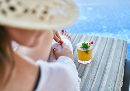woman, resort, hotel-4373078.jpg